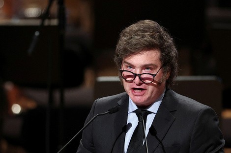 Milei apunta a los chicos: propone congelar la AUH y recortar programas clave en 2026