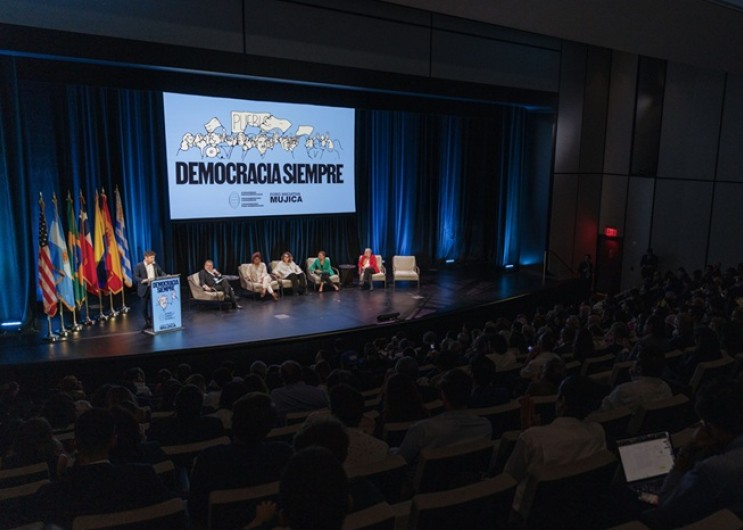 Kicillof participó en Nueva York de un homenaje a José “Pepe” Mujica y defendió la democracia en la Argentina