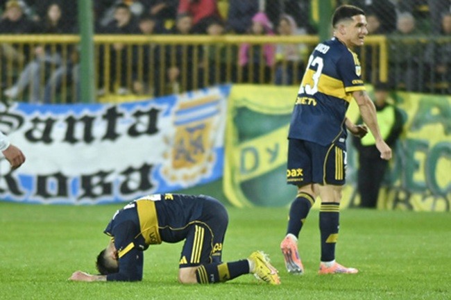 Boca se quedó con las manos vacías: Defensa lo derrotó en el último suspiro y complica su camino a la Libertadores