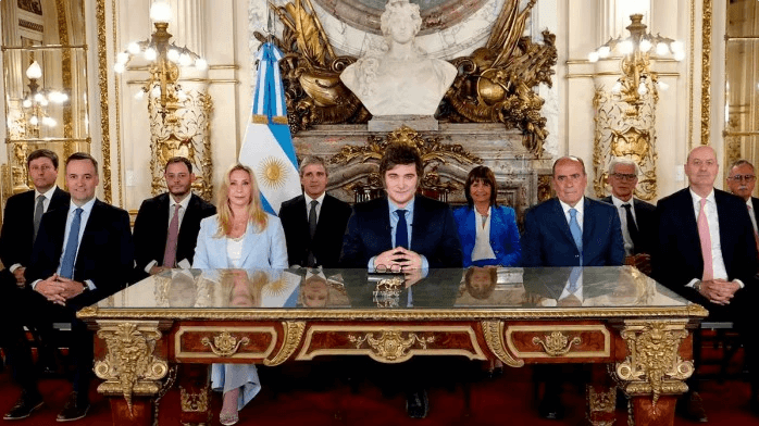 Milei complicado: dólar disparado, internas en el Gobierno y un futuro incierto a un mes de las elecciones