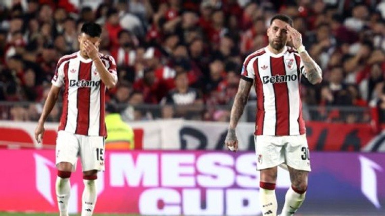 &iexcl;GOLPAZO PARA RIVER! Hurac&aacute;n lo venci&oacute; en el Monumental y Ponzio sufri&oacute; su primera derrota
