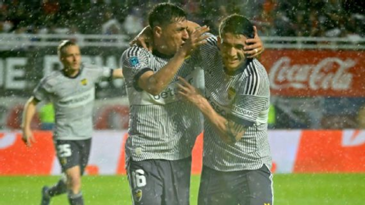 &iexcl;BOCA SE QUED&Oacute; CON EL CL&Aacute;SICO! El Xeneize domin&oacute; a San Lorenzo y gan&oacute; 2-0 bajo la lluvia