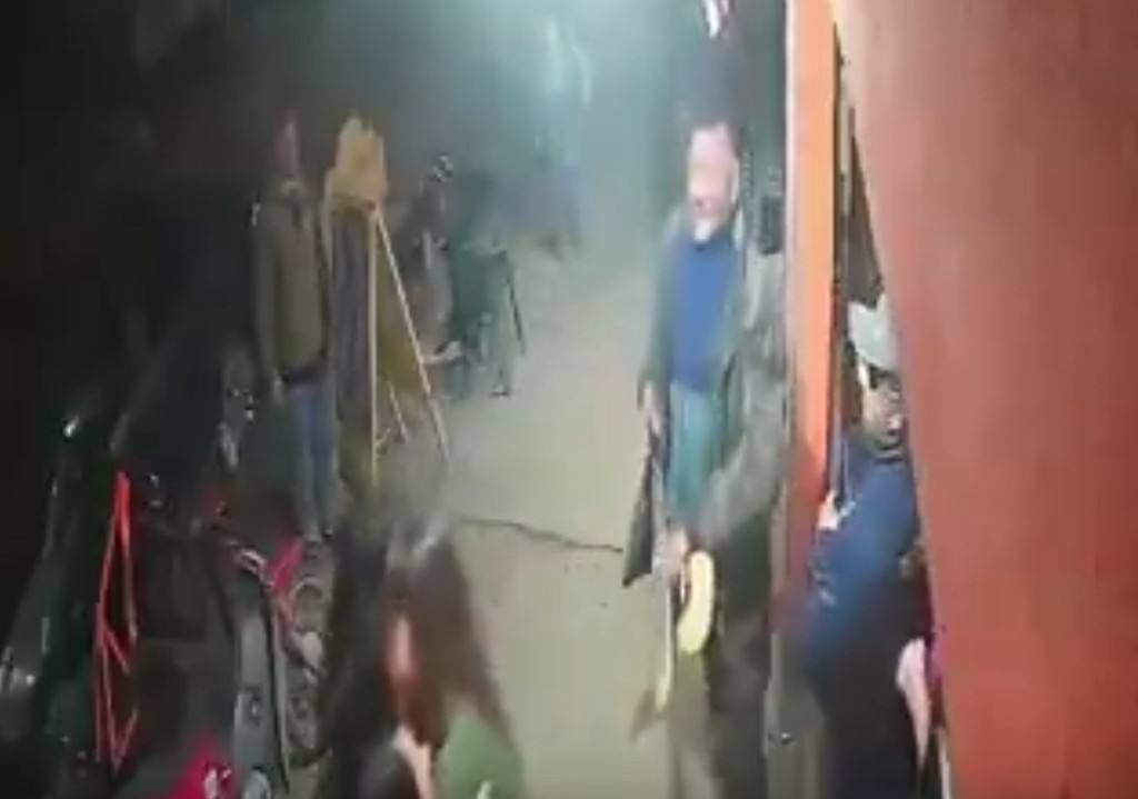 &iexcl;ATAQUE CON UN MACHETE EN RAFAEL CASTILLO! Agredi&oacute; a dos mujeres y qued&oacute; grabado
