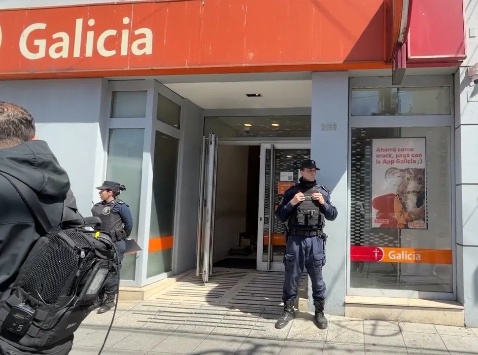 &iexcl;TIROTEO EN UN BANCO DE LOMAS DEL MIRADOR! Dos detenidos y un delincuente pr&oacute;fugo
