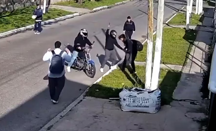 &iexcl;VIOLENTO ASALTO EN GONZ&Aacute;LEZ CAT&Aacute;N! Golpearon a un estudiante con un arma y escaparon tras disparar al aire
