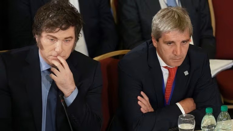 MILEI VIAJA A PAR&Iacute;S EN MEDIO DE LA TENSI&Oacute;N FINANCIERA: suben el Riesgo Pa&iacute;s y la presi&oacute;n cambiaria