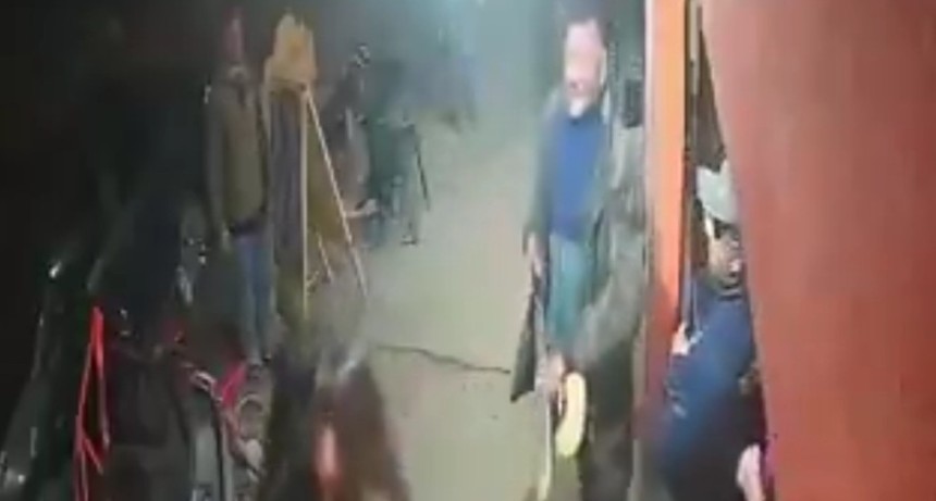 &iexcl;ATAQUE CON UN MACHETE EN RAFAEL CASTILLO! Agredi&oacute; a dos mujeres y qued&oacute; grabado