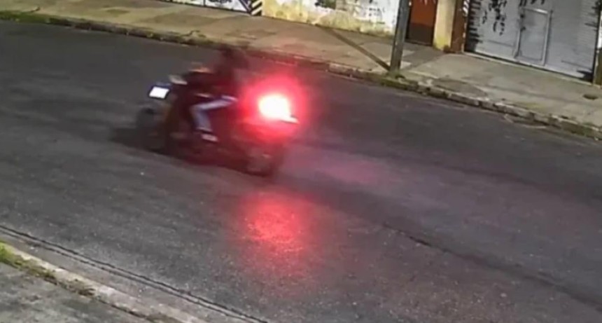 MOR&Oacute;N: BALEARON A UN POLIC&Iacute;A durante un intento de robo de moto