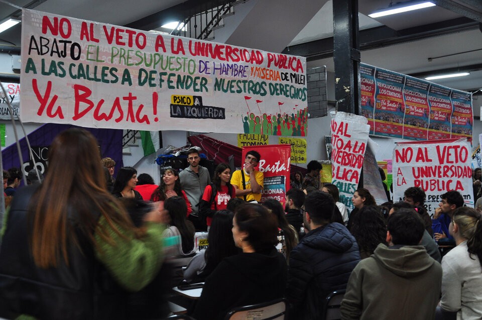 Estudiantes ocupan facultades en todo el país en protesta contra el veto presidencial a la ley de financiamiento universitario