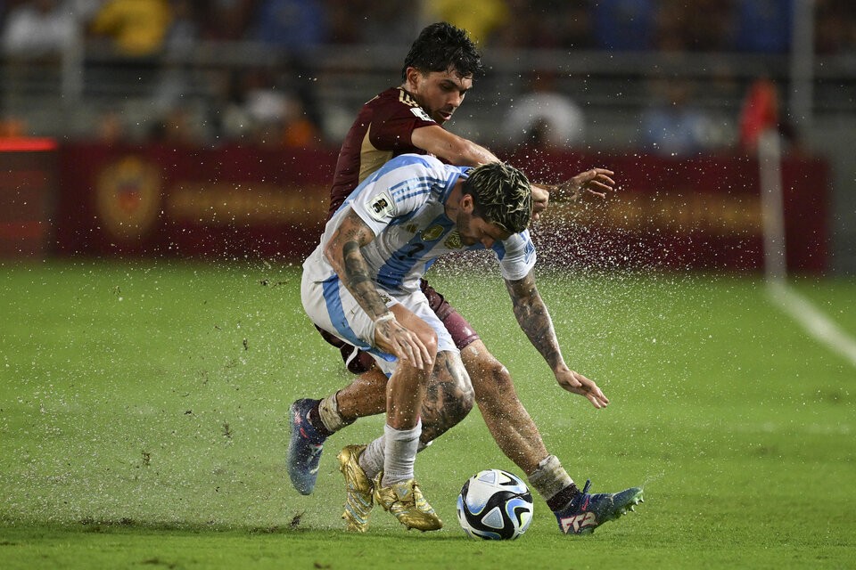  Argentina bajo el agua: Empate 1-1 ante Venezuela en un partido drenado por la lluvia