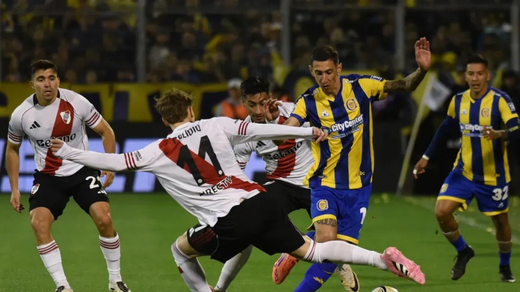 Con polémica y un Di María brillante, Rosario Central venció a River y se afianza en la cima del fútbol argentino