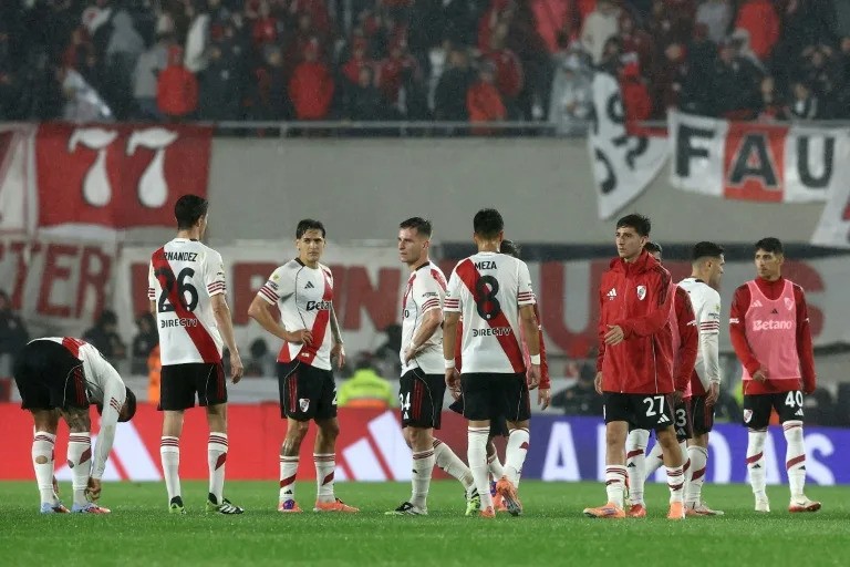 River se hunde en el Monumental: perdió 1-0 ante Sarmiento y suma cuatro derrotas consecutivas