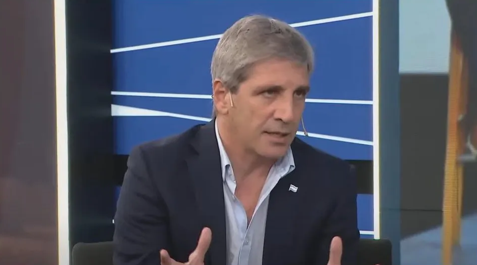 Caputo vuelve de EE. UU. y esquiva anuncios: descartó la dolarización… por ahora