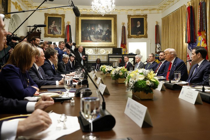 Mercados en pánico: la advertencia de Trump a Milei derrumba acciones y bonos argentinos