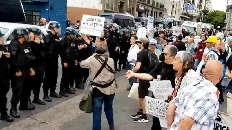 Brutal represión frente al Congreso: jubilado de 74 años terminó fracturado y denuncian abuso policial