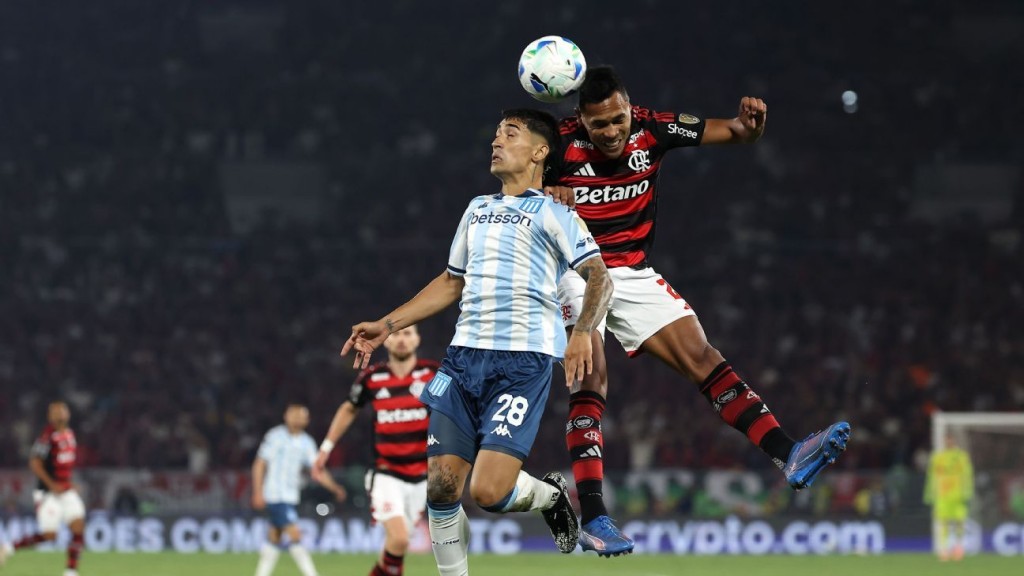 Flamengo lo ganó sobre la hora, pero Racing aún sueña con la final