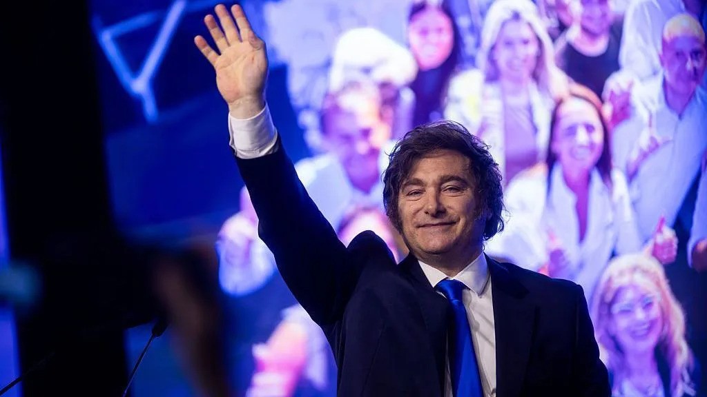 Milei arrasó en las urnas: triunfo libertario en 16 provincias y promesa de un nuevo “shock de reformas”