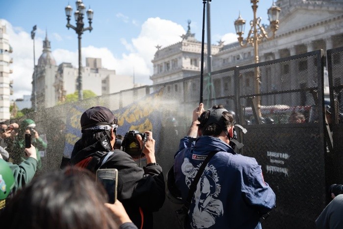 Gases, golpes y caos: la represión arrasó la protesta de jubilados frente al Congreso