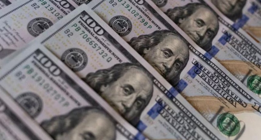 Milei y Caputo, contra las cuerdas: el dólar se dispara y el Gobierno refuerza el cepo