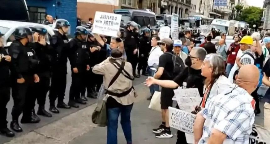 Brutal represión frente al Congreso: jubilado de 74 años terminó fracturado y denuncian abuso policial