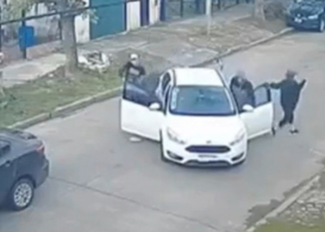 &iexcl;VIOLENTO ROBO! Les cruzaron un auto y asaltaron a dos mujeres a punta de pistola en Rafael Castillo