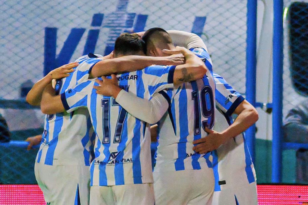 &iexcl;RACING TOM&Oacute; AIRE! La Academia gan&oacute; en el debut de Chirola Romero y complic&oacute; a Estudiantes