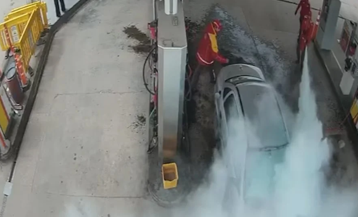 &iexcl;TENSI&Oacute;N EN MERLO! Roci&oacute; con nafta un auto e intent&oacute; incendiar una estaci&oacute;n de servicio