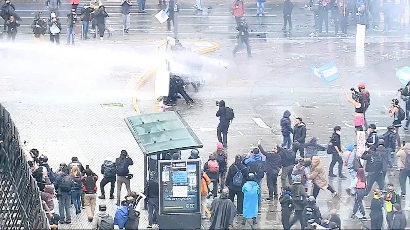 &iexcl;REPRESI&Oacute;N FRENTE AL CONGRESO! M&aacute;s de 500 heridos y al menos siete detenidos durante la marcha universitaria