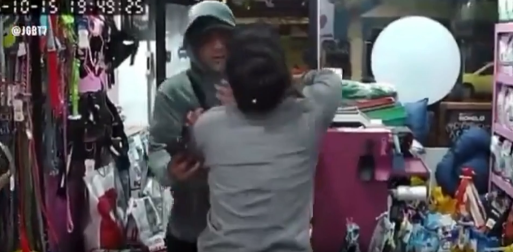 &iexcl;TERROR EN LA MATANZA! Golpe&oacute; a una empleada de un petshop y le apunt&oacute; con un arma en la cabeza
