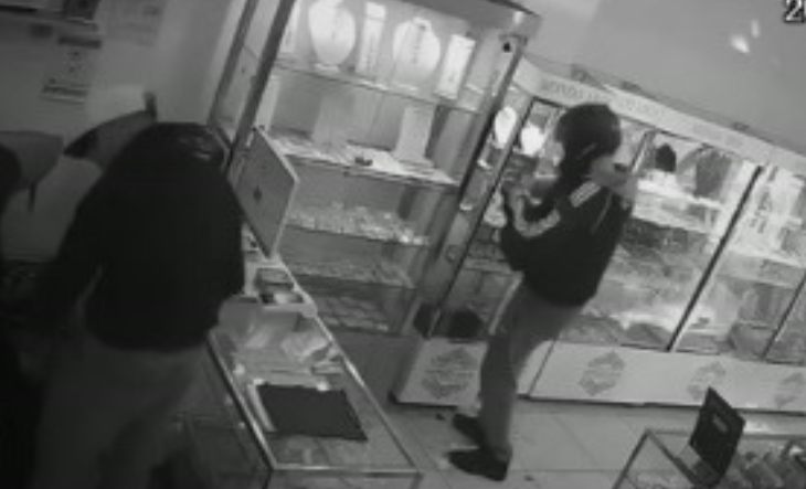 VIOLENTO ROBO EN MERLO: entraron armados y con un martillo a una joyer&iacute;a y amenazaron a la empleada