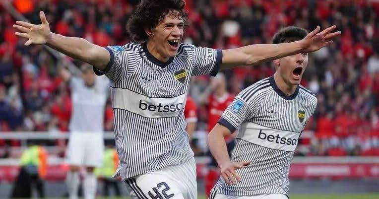 BOCA PEG&Oacute; SOBRE LA HORA: venci&oacute; a Independiente y llega encendido al Supercl&aacute;sico