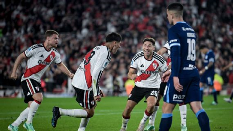 RIVER PEG&Oacute; EN EL MONUMENTAL: venci&oacute; a Racing y llega con confianza al Supercl&aacute;sico