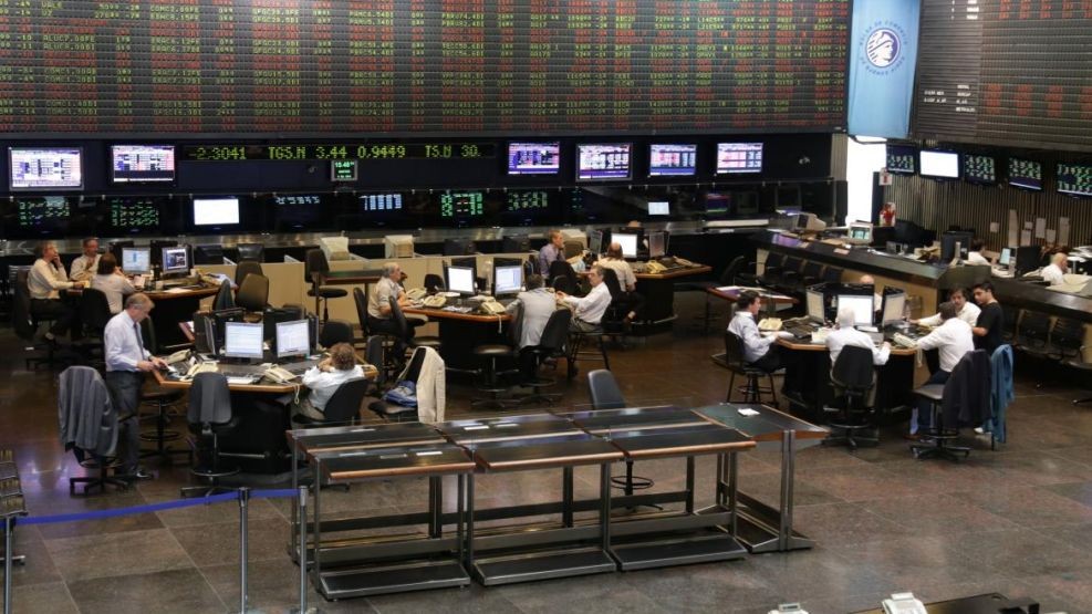 ALERTA EN LOS MERCADOS: las acciones argentinas se desplomaron m&aacute;s de 7% y el riesgo pa&iacute;s trep&oacute; a 744 puntos