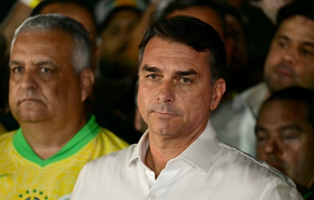 ESC&Aacute;NDALO EN BRASIL: denuncian que Fl&aacute;vio Bolsonaro viaj&oacute; a Estados Unidos pese a una restricci&oacute;n judicial