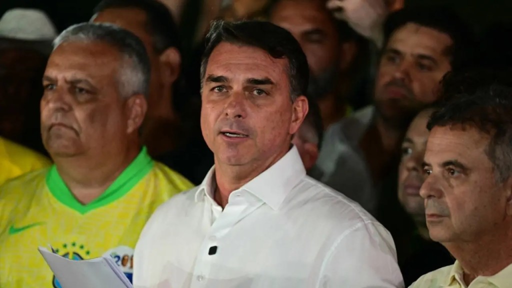 ESC&Aacute;NDALO INTERNACIONAL: Fl&aacute;vio Bolsonaro sali&oacute; de Brasil y viaj&oacute; con su familia en un avi&oacute;n privado desde Iguaz&uacute;