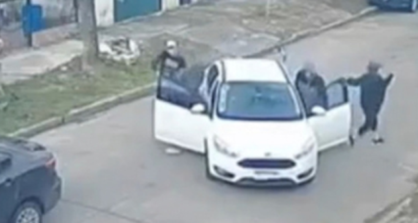 &iexcl;VIOLENTO ROBO! Les cruzaron un auto y asaltaron a dos mujeres a punta de pistola en Rafael Castillo