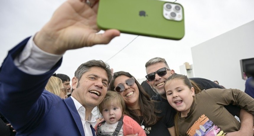 &iexcl;NUEVAS CASAS Y CRUCE POL&Iacute;TICO! Kicillof entreg&oacute; 64 viviendas en San Vicente y cuestion&oacute; a Milei