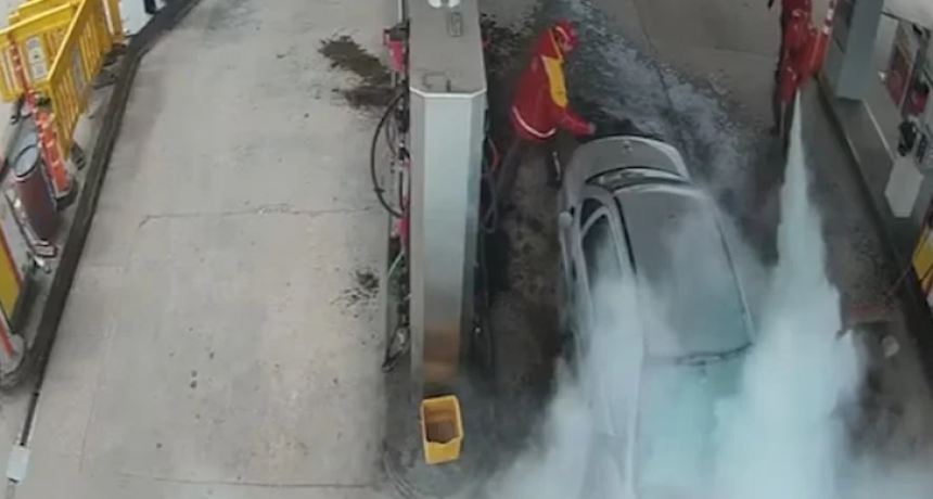 &iexcl;TENSI&Oacute;N EN MERLO! Roci&oacute; con nafta un auto e intent&oacute; incendiar una estaci&oacute;n de servicio