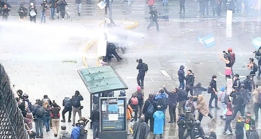 &iexcl;REPRESI&Oacute;N FRENTE AL CONGRESO! M&aacute;s de 500 heridos y al menos siete detenidos durante la marcha universitaria