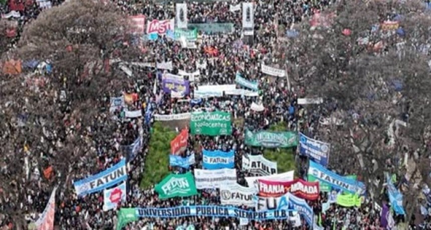 &iexcl;MULTITUD Y REPRESI&Oacute;N! La marcha universitaria desbord&oacute; las calles y dej&oacute; al Gobierno bajo la lupa