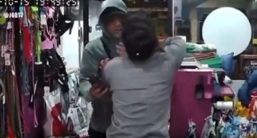 &iexcl;TERROR EN LA MATANZA! Golpe&oacute; a una empleada de un petshop y le apunt&oacute; con un arma en la cabeza