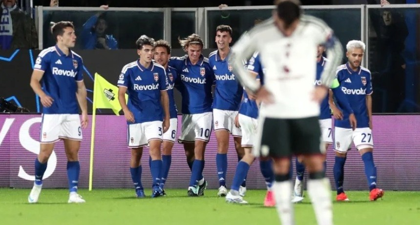 &iexcl;BAILE Y SHOW ARGENTINO! Nico Paz hizo dos goles y el Como aplast&oacute; 4-1 al Manchester United