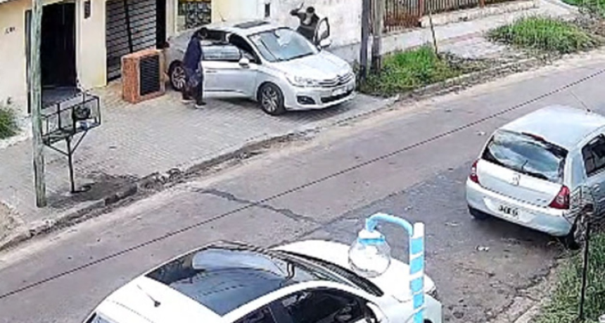 VIOLENTO ASALTO EN CASEROS: le dieron un culatazo en la cabeza para robarle el auto