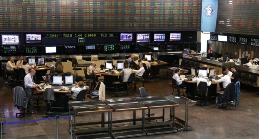 ALERTA EN LOS MERCADOS: las acciones argentinas se desplomaron m&aacute;s de 7% y el riesgo pa&iacute;s trep&oacute; a 744 puntos