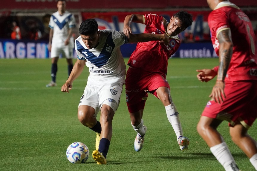 Argentinos Juniors y Vélez empatan en un partido explosivo