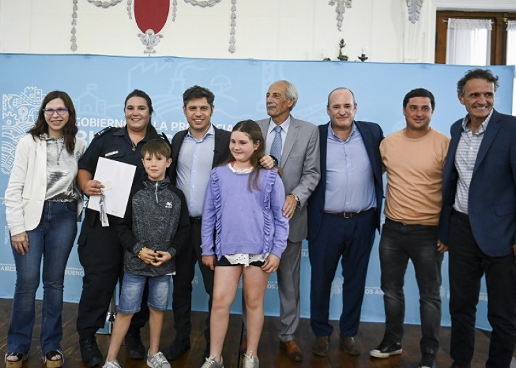 Kicillof entrega viviendas a policías en General La Madrid y denuncia la paralización de 16 mil obras habitacionales nacionales