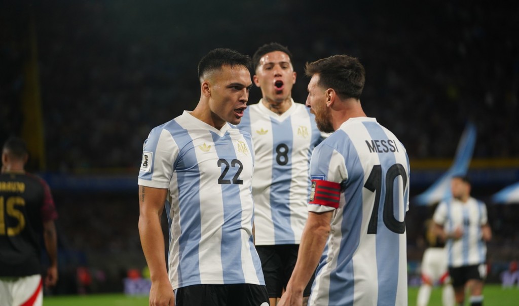 ¡Lautaro brillante! Argentina vence a Perú y termina el año como líder absoluto de las Eliminatorias