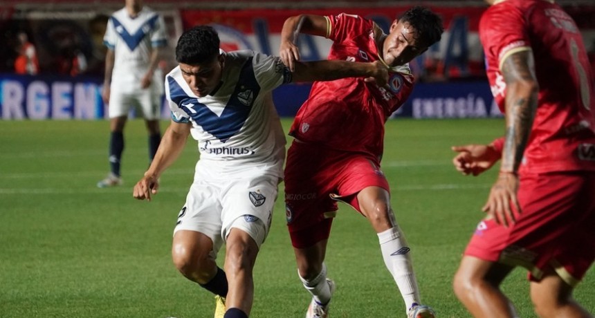 Argentinos Juniors y Vélez empatan en un partido explosivo