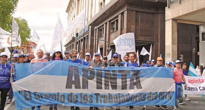 "No al desguace del INTA": gremios marchan contra la venta de tierras y despidos