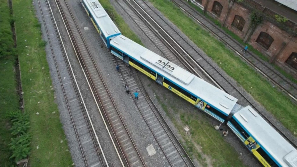 Tragedia en movimiento: descarriló un tren del Sarmiento en Liniers y dejó 20 heridos
